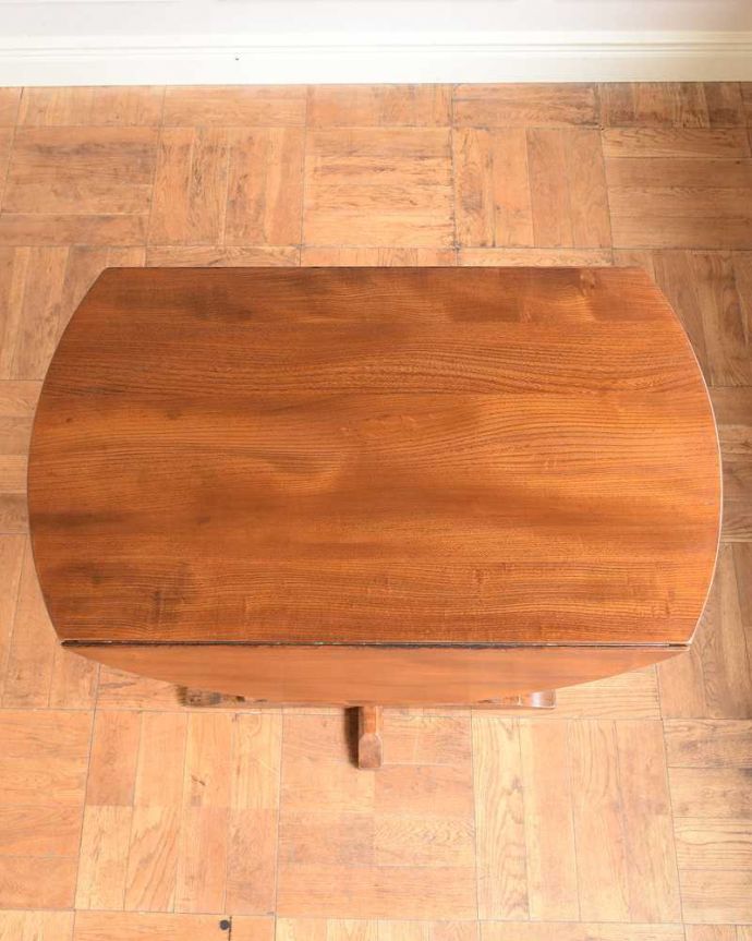 アーコールの家具　アンティーク家具　シンプルなデザインのアーコール社、伸張式のアンティークダイニングテーブル。畳むとこんなにスリムなサイズリーフを閉じた状態のテーブルを上から見るとこんな感じ。(k-2594-f)