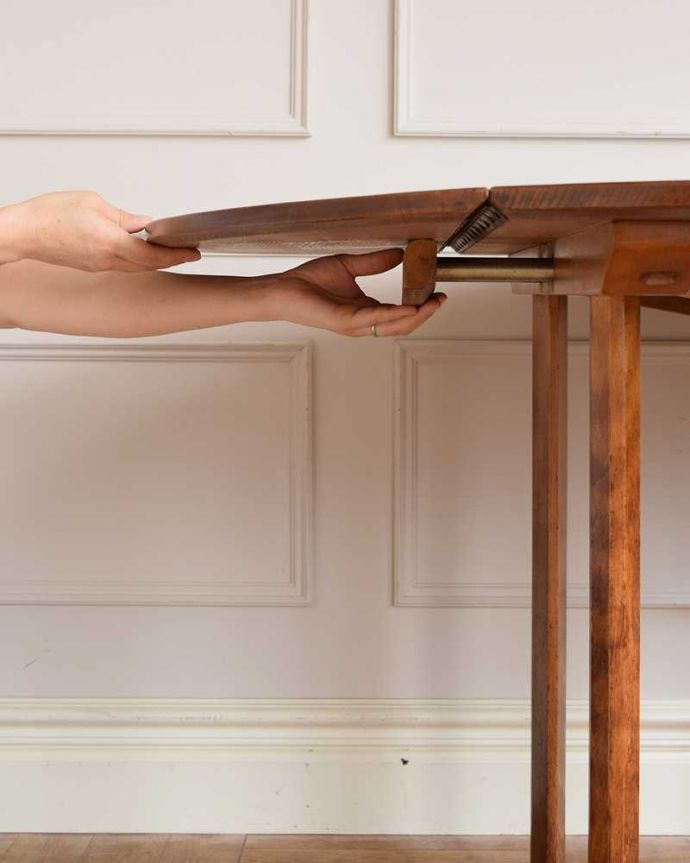 アーコールの家具　アンティーク家具　シンプルなデザインのアーコール社、伸張式のアンティークダイニングテーブル。あっという間にサイズが変えれます。(k-2594-f)