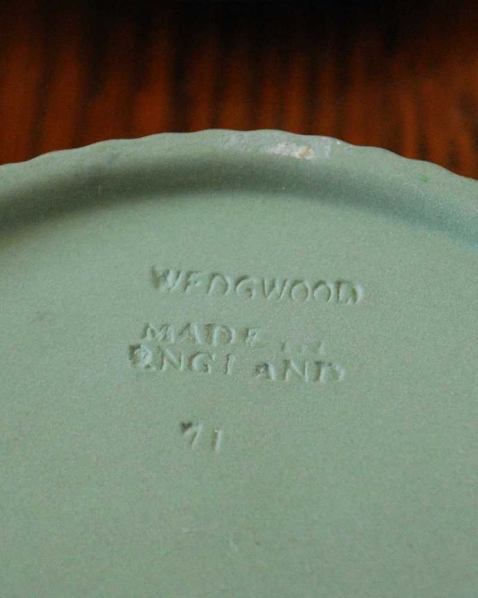 アンティーク 陶磁器の雑貨　アンティーク雑貨　アンティークウェッジウッドのジャスパーウェアのフタ付き小物入れ（セージグリーン）。裏側には品質の証ひっくり返して見ると、ウェッジウッドのマークを見つけることが出来ます。(k-2594-z)