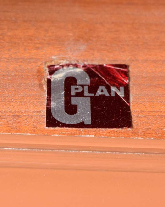 G-PLAN(Gプラン)　アンティーク家具　G-PLANのヴィンテージ家具、引き戸付きのビューローキャビネット（デスク）。G-planの証を発見！G-planのタグが残っていました。(k-2595-f)
