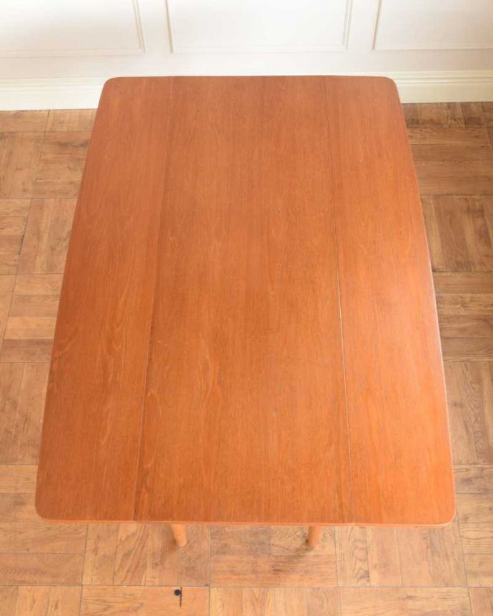 G-PLAN(Gプラン)　アンティーク家具　３パターンのサイズ展開可能、G-planのヴィンテージバタフライテーブル（伸張式ダイニング）。畳むとこんなにスリムなサイズリーフを閉じた状態のテーブルを上から見るとこんな感じ。(k-2596-f)