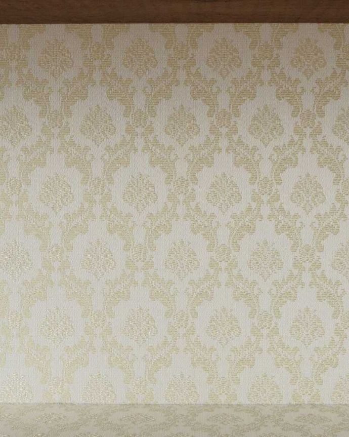 アンティークのキャビネット　アンティーク家具　美しい英国インテリア、優雅なアンティークガラスキャビネット。新しく貼り替えましたキャビネットに似合う生地を選んで張り替えた背板。(k-2598-f)