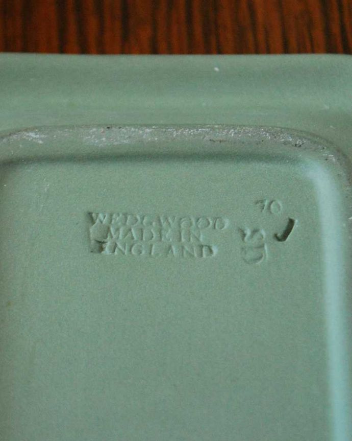 アンティーク 陶磁器の雑貨　アンティーク雑貨　英国アンティークのジャスパーウェア、長方形のウェッジウッドトレイ 。裏側には品質の証ひっくり返して見ると、ウェッジウッドのマークを見つけることが出来ます。(k-2598-z)