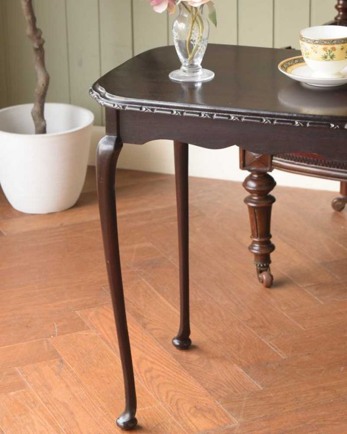 アンティークのテーブル　アンティーク家具　英国のアンティーク家具、３台セットの美しい天板のネストテーブル。一緒でも、バラバラでも使い方は自由自在のアンティーク。(k-2599-f)
