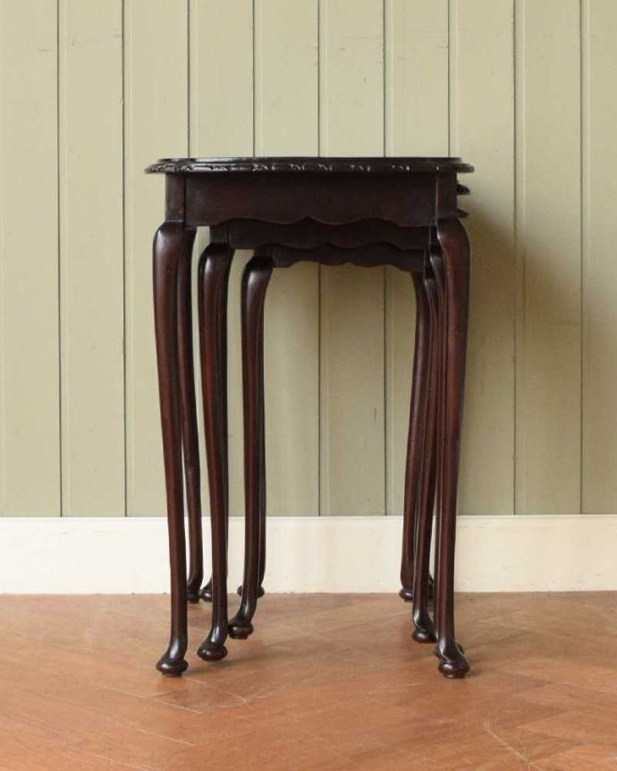 アンティークのテーブル　アンティーク家具　英国のアンティーク家具、３台セットの美しい天板のネストテーブル。横から見てみると･･･お揃いの脚が3つがキレイに重なって、とっても美しい横顔。(k-2599-f)