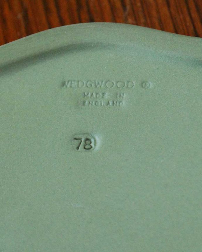 アンティーク 陶磁器の雑貨　アンティーク雑貨　アンティークのジャスパーウェア、セージグリーンのウェッジウッドトレイ（Wedgwood） 。裏側には品質の証ひっくり返して見ると、ウェッジウッドのマークを見つけることが出来ます。(k-2599-z)