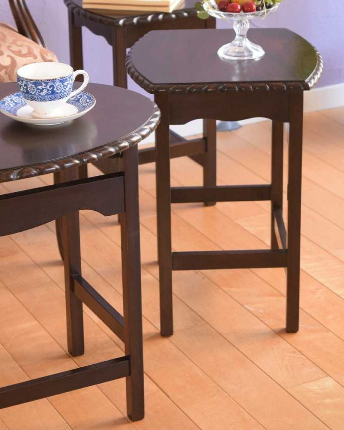 アンティークのテーブル　アンティーク家具　キレイなマホガニー材のネストテーブル、３つのテーブルがセットになったアンティーク家具。一緒でも、バラバラでも使い方は自由自在のアンティーク。(k-2600-f)