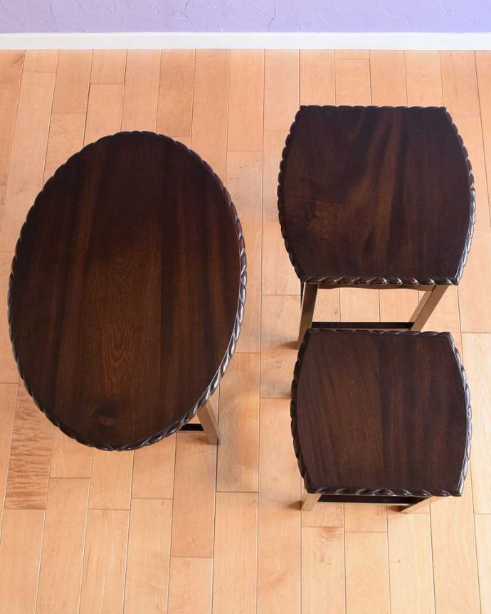アンティークのテーブル　アンティーク家具　キレイなマホガニー材のネストテーブル、３つのテーブルがセットになったアンティーク家具。3つを並べて上から見てみましょう大中小3つを並べてみると、こんな感じです。(k-2600-f)