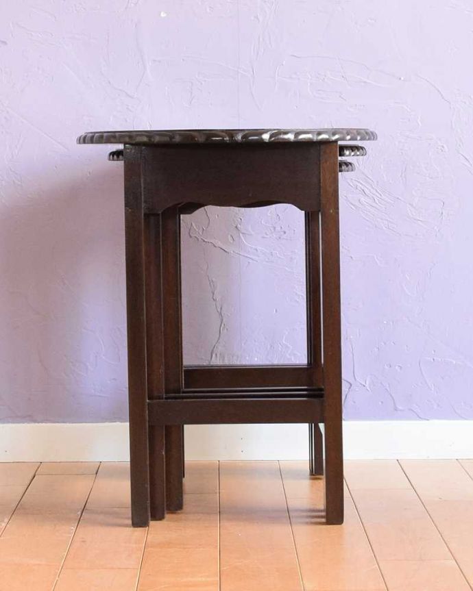 アンティークのテーブル　アンティーク家具　キレイなマホガニー材のネストテーブル、３つのテーブルがセットになったアンティーク家具。横から見てみると･･･お揃いの脚が3つがキレイに重なって、とっても美しい横顔。(k-2600-f)