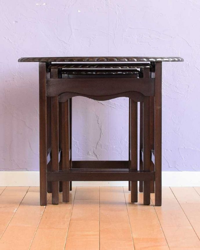 アンティークのテーブル　アンティーク家具　キレイなマホガニー材のネストテーブル、３つのテーブルがセットになったアンティーク家具。見る角度によって見え方が違います。(k-2600-f)