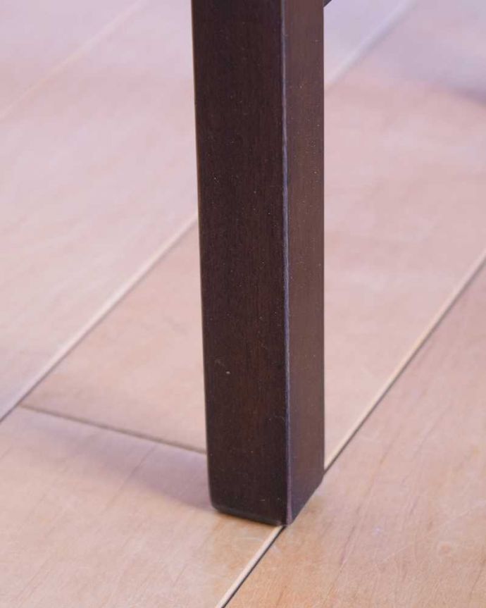 アンティークのテーブル　アンティーク家具　キレイなマホガニー材のネストテーブル、３つのテーブルがセットになったアンティーク家具。持ち上げなくても移動できます！Handleのアンティークは、脚の裏にフェルトキーパーをお付けしていますので、床を滑らせてれば移動が簡単です。(k-2600-f)