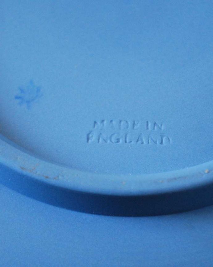 アンティーク 陶磁器の雑貨　アンティーク雑貨　リースデザインが可愛い、アンティークのジャスパーウェアトレイ（ブルー）。裏側には品質の証ひっくり返して見ると、ウェッジウッドのマークを見つけることが出来ます。(k-2600-z)
