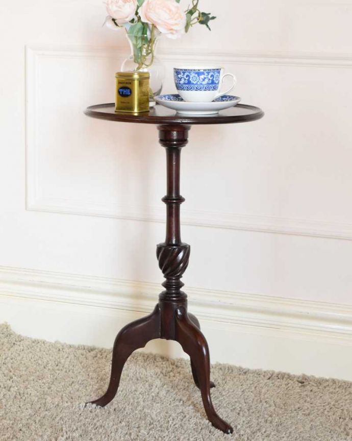 アンティークのテーブル　アンティーク家具　英国アンティーク家具、コンパクトなサイズのワインテーブル。小さくてもアンティークの気品タップリ。(k-2601-f)