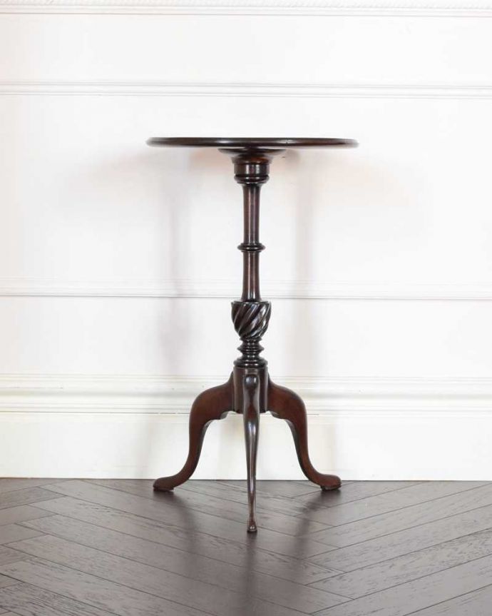 アンティークのテーブル　アンティーク家具　英国アンティーク家具、コンパクトなサイズのワインテーブル。横から見ても優雅英国アンティークらしく横顔だって美しいんです。(k-2601-f)