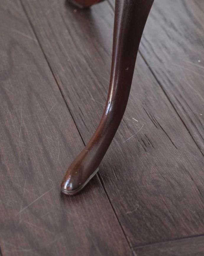アンティークのテーブル　アンティーク家具　英国アンティーク家具、コンパクトなサイズのワインテーブル。Handleの家具の脚の裏には･･･床にキズが付かないよう脚の裏にフェルトキーパーを付けてお届けしています。(k-2601-f)