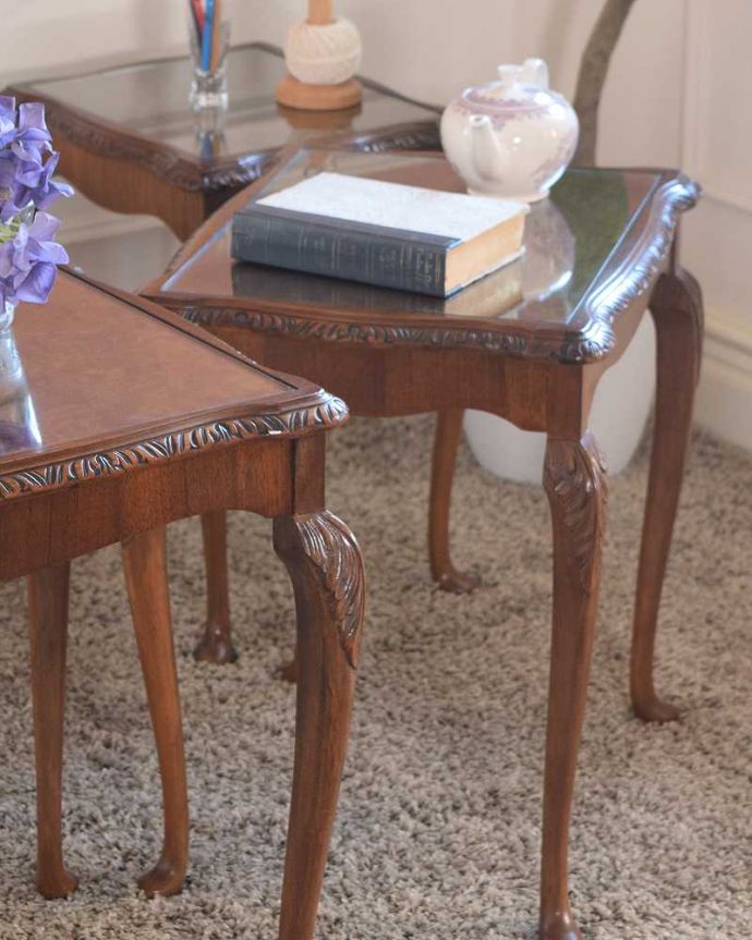 アンティークのテーブル　アンティーク家具　優雅な英国のアンティーク家具、ガラス付き天板のコーヒーテーブル（ネストテーブル）。一緒でも、バラバラでも使い方は自由自在のアンティーク。(k-2603-f)