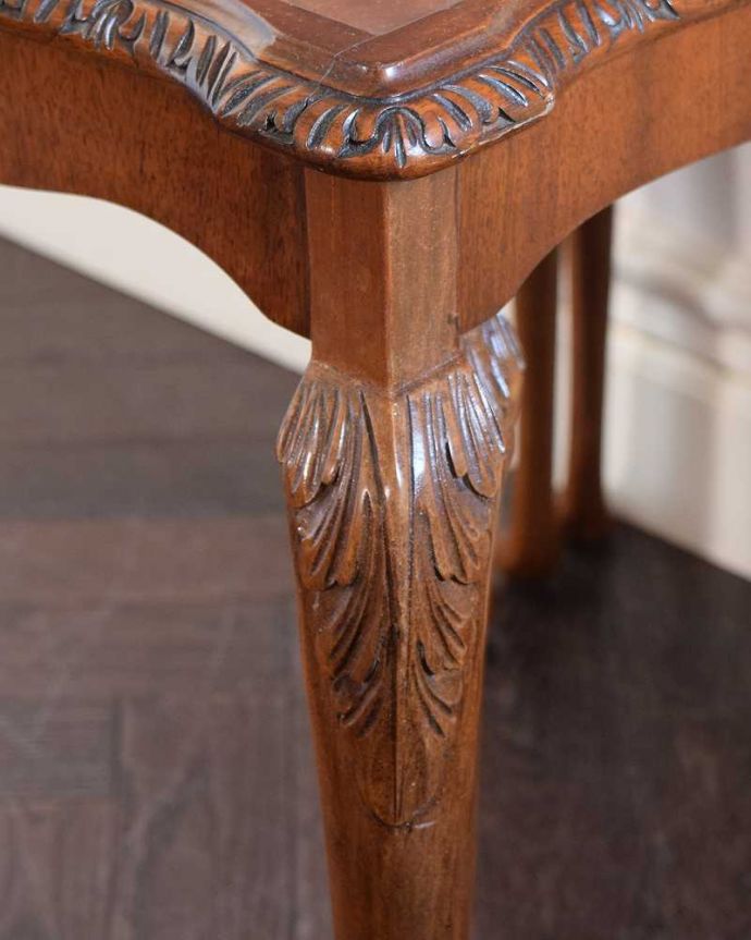 アンティークのテーブル　アンティーク家具　優雅な英国のアンティーク家具、ガラス付き天板のコーヒーテーブル（ネストテーブル）。うっとりする美しさアンティークだから手に入る美しい彫。(k-2603-f)