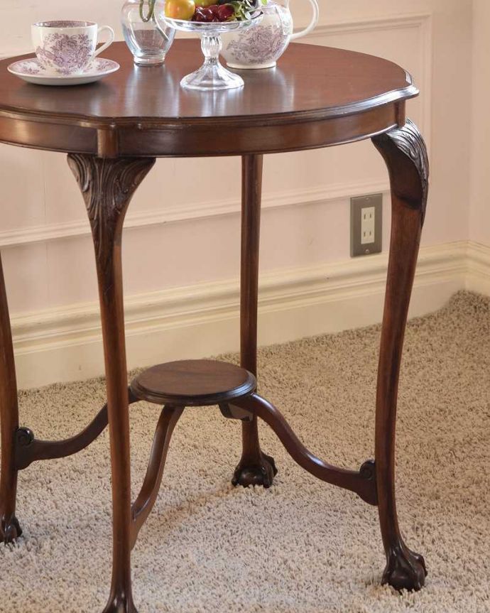 アンティークのテーブル　アンティーク家具　クロウ＆ボウルがかっこいいイギリスのアンティークオケージョナルテーブル。上品で優雅なアンティーク凛とした雰囲気が漂うアンティークらしい立ち姿のテーブル。(k-2608-f)