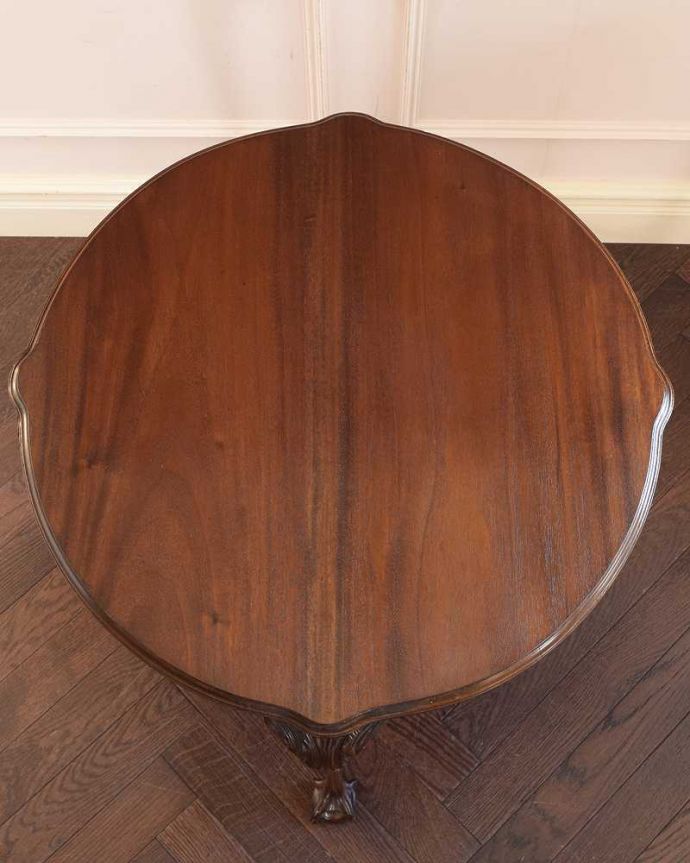 アンティークのテーブル　アンティーク家具　クロウ＆ボウルがかっこいいイギリスのアンティークオケージョナルテーブル。天板の形を見てみると･･･テーブルの形を上から見ると、こんな感じです。(k-2608-f)