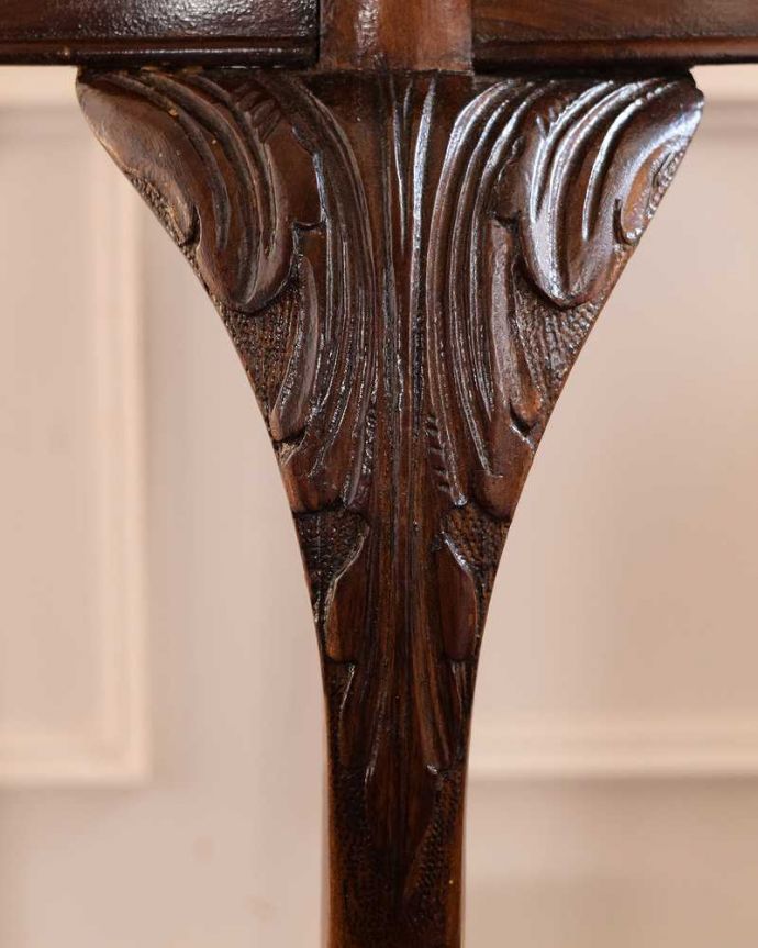 アンティークのテーブル　アンティーク家具　クロウ＆ボウルがかっこいいイギリスのアンティークオケージョナルテーブル。うっとりする美しさアンティークだから手に入る美しい彫。(k-2608-f)