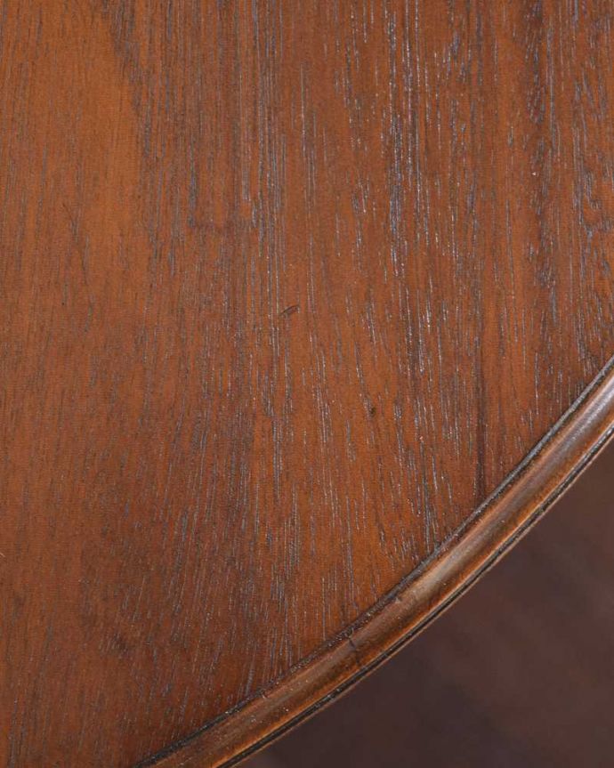 アンティークのテーブル　アンティーク家具　クロウ＆ボウルがかっこいいイギリスのアンティークオケージョナルテーブル。天板を近づいてみると…アンティークだから手に入れることが出来る天板に使われている銘木の美しさにうっとりです。(k-2608-f)