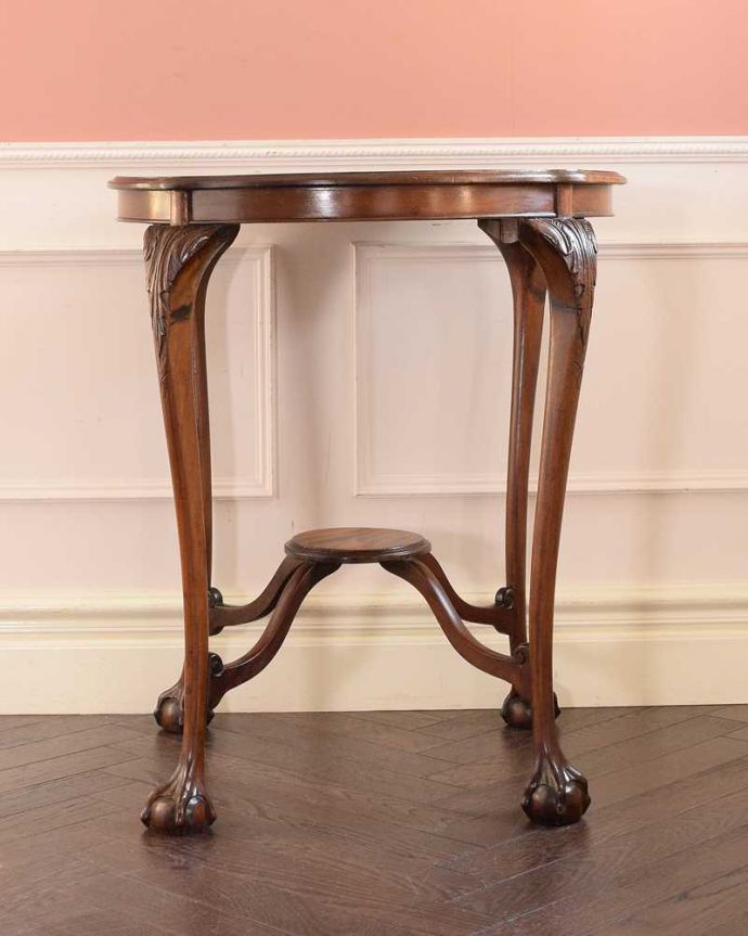 アンティークのテーブル　アンティーク家具　クロウ＆ボウルがかっこいいイギリスのアンティークオケージョナルテーブル。クルッと回転。(k-2608-f)