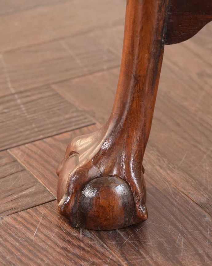アンティークのテーブル　アンティーク家具　クロウ＆ボウルがかっこいいイギリスのアンティークオケージョナルテーブル。持ち上げなくても移動できます！Handleのアンティークは、脚の裏にフェルトキーパーをお付けしていますので、床を滑らせてれば移動が簡単です。(k-2608-f)