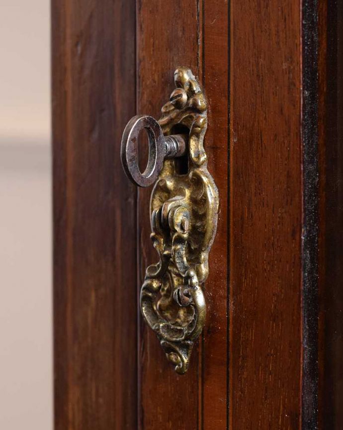 アンティークのキャビネット　アンティーク家具　象嵌が装飾された豪華なアンティーク家具、イギリスで見つけたミュージックキャビネット 。鍵を使って開けてみましょう取っ手もアンティークらしい贅沢なデザイン。(k-2610-f)