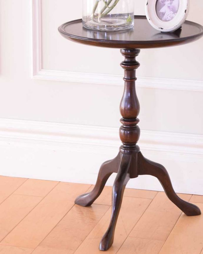 アンティークのテーブル　アンティーク家具　英国アンティーク家具、コンパクトなオケージョナルテーブル（ティーテーブル）。小さくてもアンティークの気品タップリ。(k-2611-f)