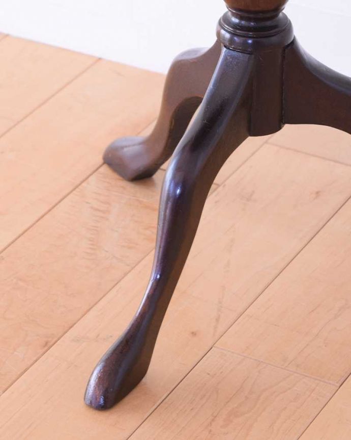 アンティークのテーブル　アンティーク家具　英国アンティーク家具、コンパクトなオケージョナルテーブル（ティーテーブル）。Handleの家具の脚の裏には･･･床にキズが付かないよう脚の裏にフェルトキーパーを付けてお届けしています。(k-2611-f)