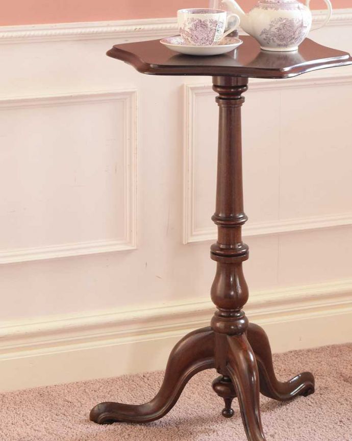 アンティークのテーブル　アンティーク家具　英国アンティーク家具、天板のかたちも可愛いティーテーブル。小さくてもアンティークの気品タップリ。(k-2613-f)