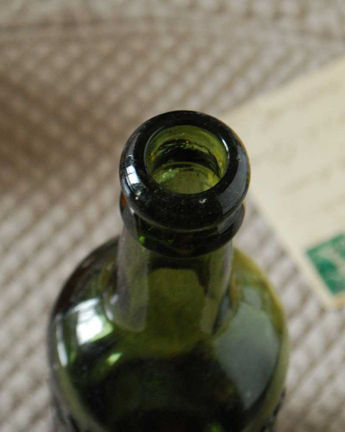 アンティーク ガラスボトル　アンティーク雑貨　エンボス加工のデザインがオシャレ！グリーンのアンティークガラスボトル。アンティークなので多少のキズ・汚れがある場合があります。(k-2614-z)