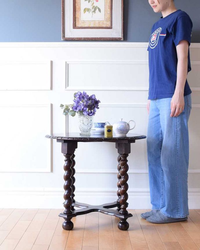 アンティークのテーブル　アンティーク家具　英国スタイルのアンティーク家具、天板の彫刻とツイスト脚がキレイなコーヒーテーブル。どんな場所にも似合う英国らしいコーヒーテーブル実用的に使える英国らしいアンティークのコーヒーテーブル。(k-2588-f)