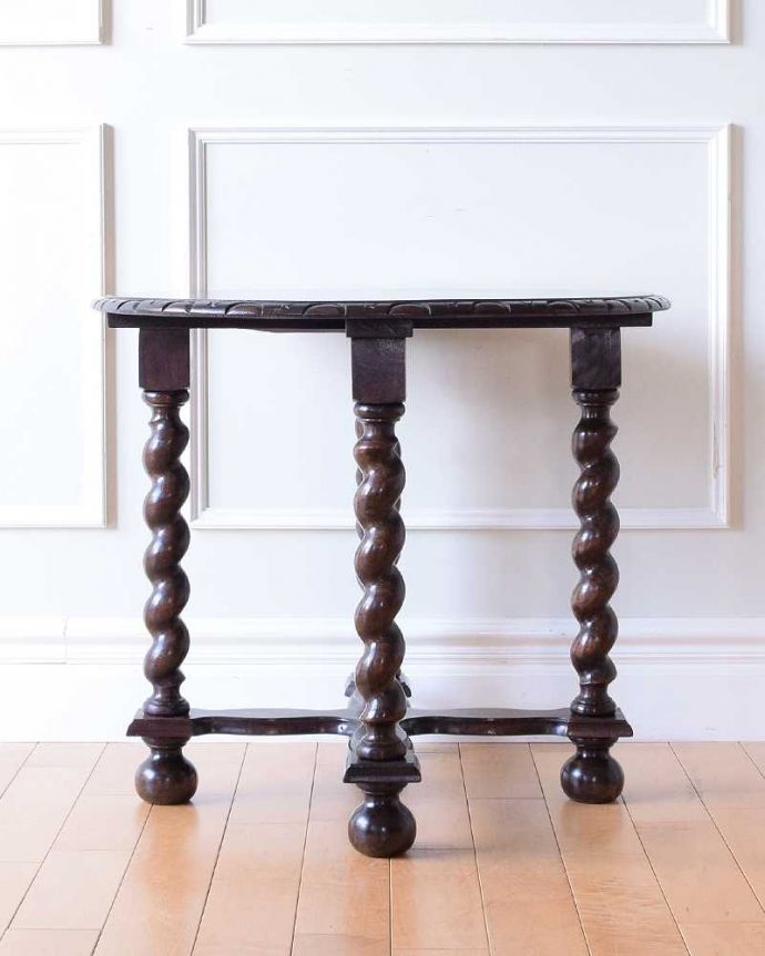 アンティークのテーブル　アンティーク家具　英国スタイルのアンティーク家具、天板の彫刻とツイスト脚がキレイなコーヒーテーブル。横から見た姿もステキ横から見るとこんな感じです。(k-2588-f)