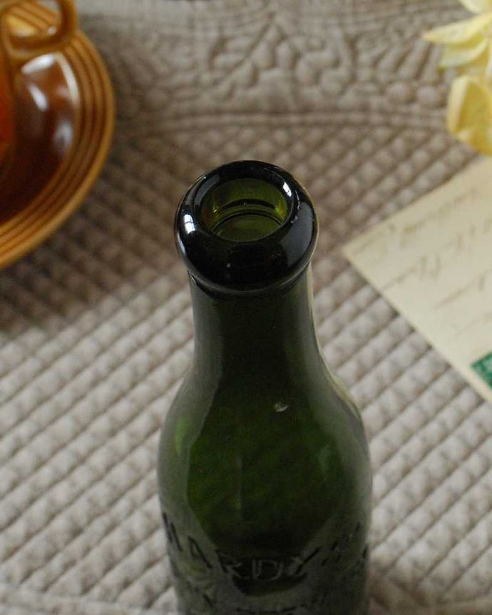 アンティーク ガラスボトル　アンティーク雑貨　エンボス入りのグリーンのアンティークガラスボトル。上から見ると･･･アンティークなので多少のキズ・汚れがある場合があります。(k-2615-z)
