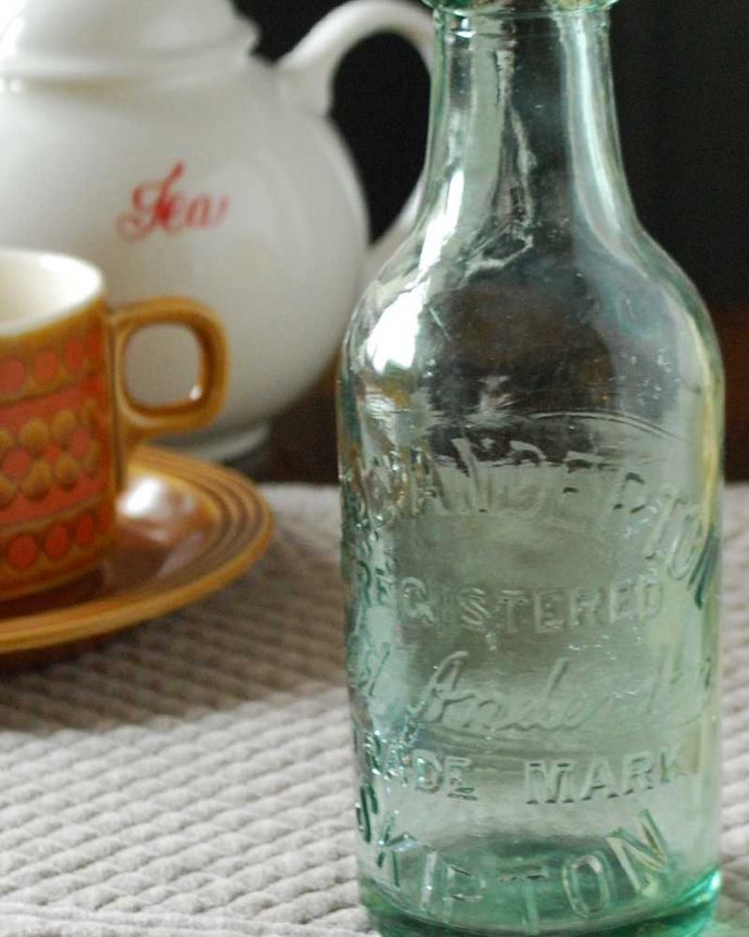 アンティーク ガラスボトル　アンティーク雑貨　シンプルな形でお洒落なイギリスの雑貨、アンティークガラスボトル。ミルクや薬品、調味料など様々な用途で使われてきたアンティークボトルたちです。(k-2617-z)