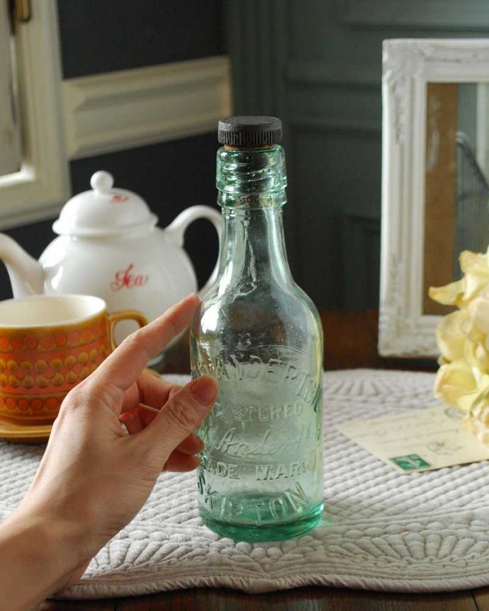 アンティーク ガラスボトル　アンティーク雑貨　シンプルな形でお洒落なイギリスの雑貨、アンティークガラスボトル。グリーンを挿したり、窓辺や棚の上などいろんなところに飾ってみてください。(k-2617-z)