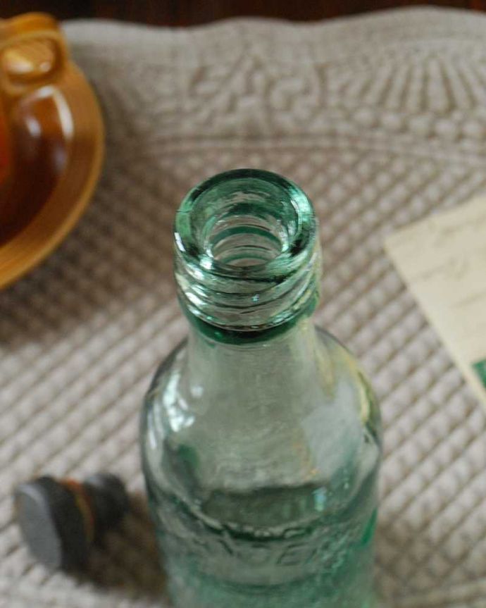 アンティーク ガラスボトル　アンティーク雑貨　シンプルな形でお洒落なイギリスの雑貨、アンティークガラスボトル。アンティークなので多少のキズ・汚れがある場合があります。(k-2617-z)