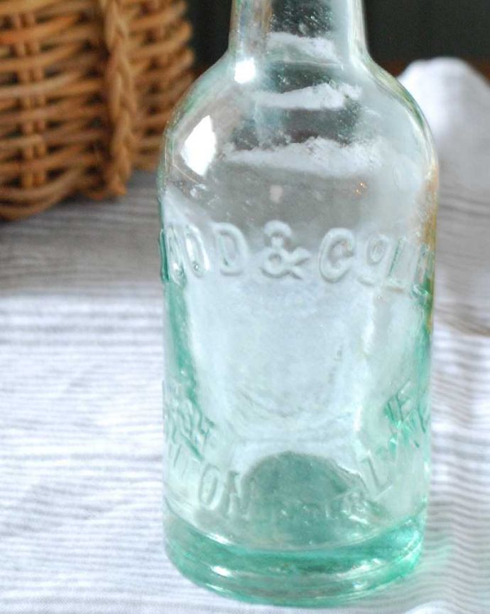 アンティーク ガラスボトル　アンティーク雑貨　エンボスのロゴが可愛いアンティーク雑貨、イギリスから届いたガラスボトル。ほっこりした気分になるアンティークのガラス瓶今の時代、プラスチックやペットボトルが当たり前だけれど、当時はこんなに可愛いビンの中に入れられていたんだな･･･って。(k-2618-z)