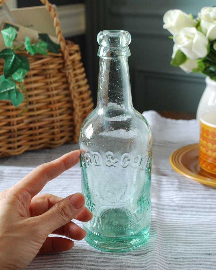 アンティーク ガラスボトル　アンティーク雑貨　エンボスのロゴが可愛いアンティーク雑貨、イギリスから届いたガラスボトル。一つ一つ違うガラスの表情なんとなくゆがんでいたり、気泡が入っていたり･･･そこがアンティークらしさです。(k-2618-z)