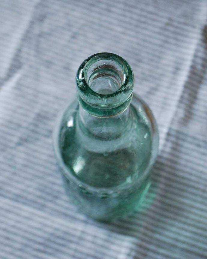 アンティーク ガラスボトル　アンティーク雑貨　エンボスのロゴが可愛いアンティーク雑貨、イギリスから届いたガラスボトル。上から見ると・・・アンティークなので多少のキズ・汚れがある場合があります。(k-2618-z)