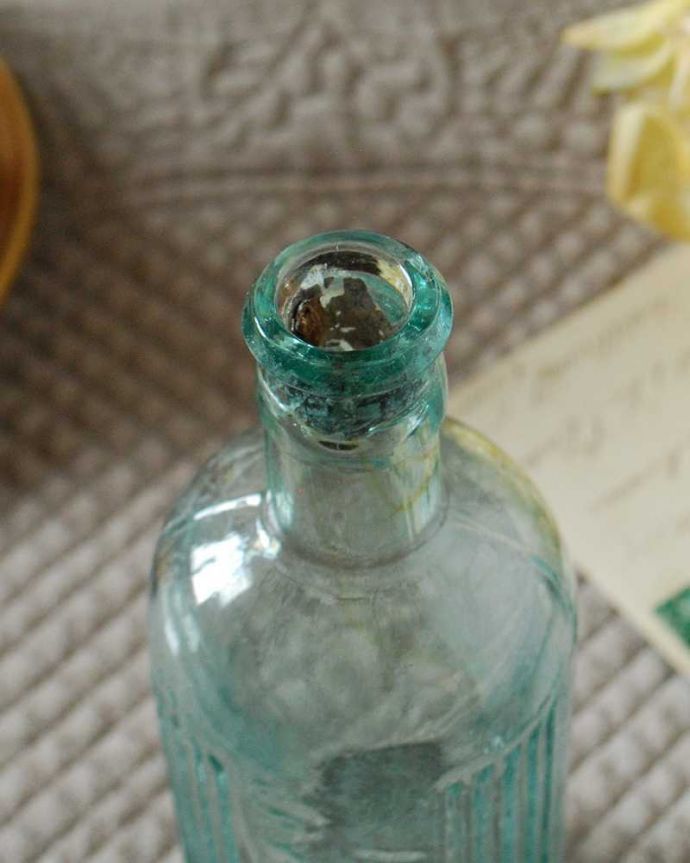 アンティーク ガラスボトル　アンティーク雑貨　イギリスからのアンティーク雑貨、エンボスのアルファベットが可愛いアンティークガラスボトル。上から見ると・・・アンティークなので多少のキズ・汚れがある場合があります。(k-2619-z)