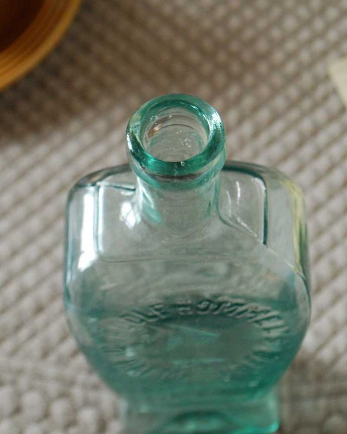 アンティーク ガラスボトル　アンティーク雑貨　１輪挿しにもオススメの小さいアンティークガラスボトル。アンティークなので多少のキズ・汚れがある場合があります。(k-2620-z)