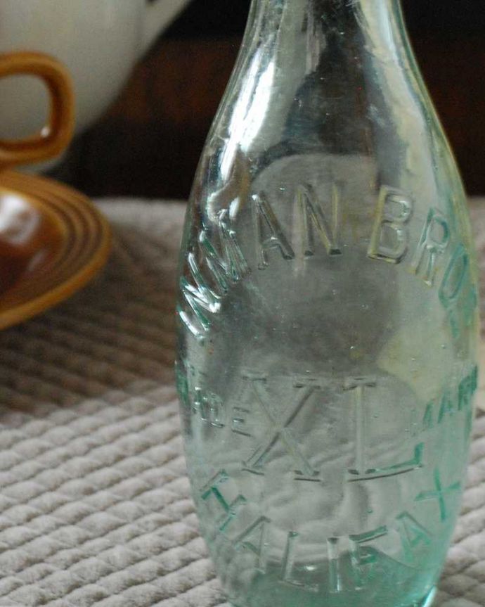 アンティーク ガラスボトル　アンティーク雑貨　丸みのあるボトルがオシャレ、アンティークガラスボトル。ミルクや薬品、調味料など様々な用途で使われてきたアンティークボトルたちです。(k-2621-z)