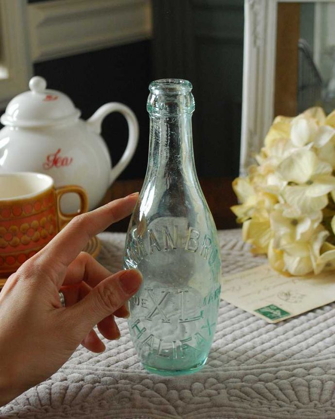 アンティーク ガラスボトル　アンティーク雑貨　丸みのあるボトルがオシャレ、アンティークガラスボトル。グリーンを挿したり、窓辺や棚の上などいろんなところに飾ってみてください。(k-2621-z)