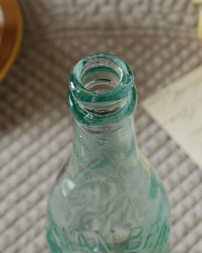 アンティーク ガラスボトル　アンティーク雑貨　丸みのあるボトルがオシャレ、アンティークガラスボトル。アンティークなので多少のキズ・汚れがある場合があります。(k-2621-z)