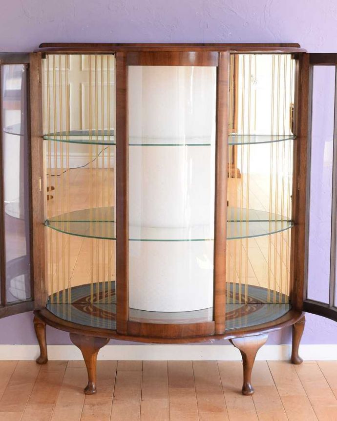 アンティークのキャビネット　アンティーク家具　イギリスで買い付けたアンティーク家具、ミラーに模様が付いたガラスキャビネット 。ミラーの効果で、なんだか大きく見えます背板の鏡にキャビネット自身が映し出されて、大きな形のキャビネットに見えちゃうんです。(k-2623-f)