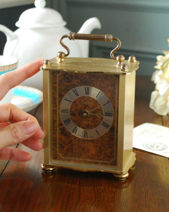 アンティーク 真鍮の雑貨　アンティーク雑貨　イギリス輸入のアンティーク雑貨　置き時計　。コンパクトなサイズなので、普段使いにもピッタリ！。(k-2623-z)