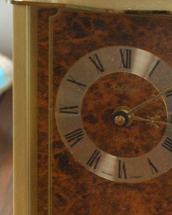 アンティーク 真鍮の雑貨　アンティーク雑貨　イギリス輸入のアンティーク雑貨　置き時計　。落ち着いた雰囲気のアンティーク時計です。(k-2623-z)