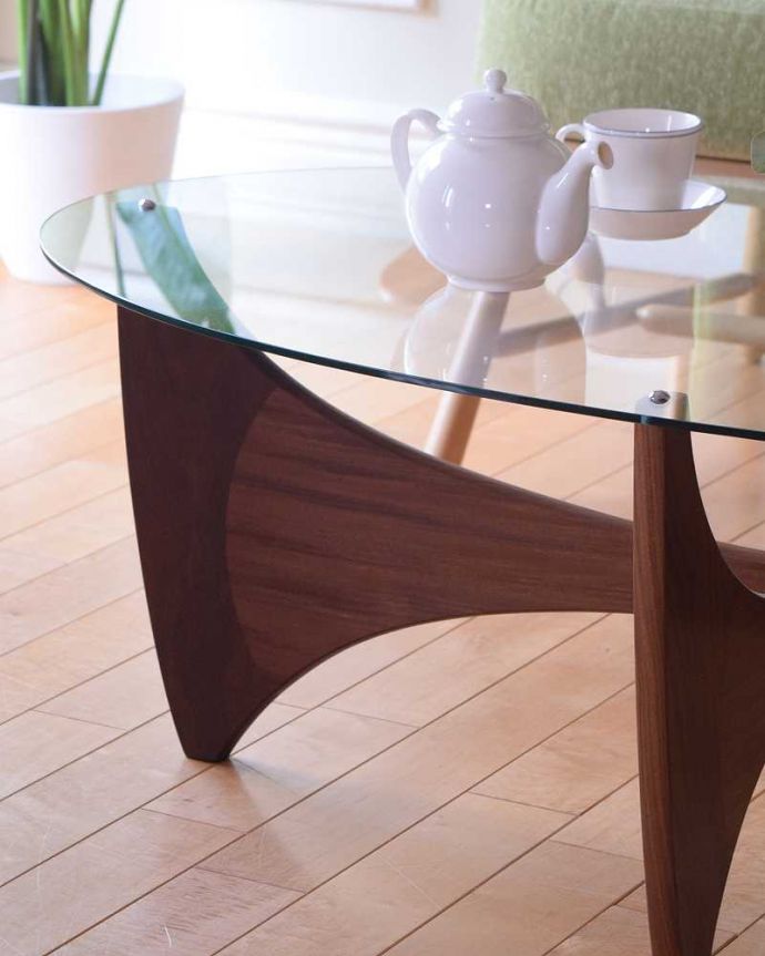 G-PLAN(Gプラン)　アンティーク家具　北欧デザインのヴィンテージ家具、ガラストップのお洒落なコーヒーテーブル（G-PLAN）。木×ガラスが作り出すクールな優しさあたたかい木材の上にクールなガラス天板を乗せたシンプルなデザインは、見た目だけじゃなく使い勝手もバツグン。(k-2627-f)